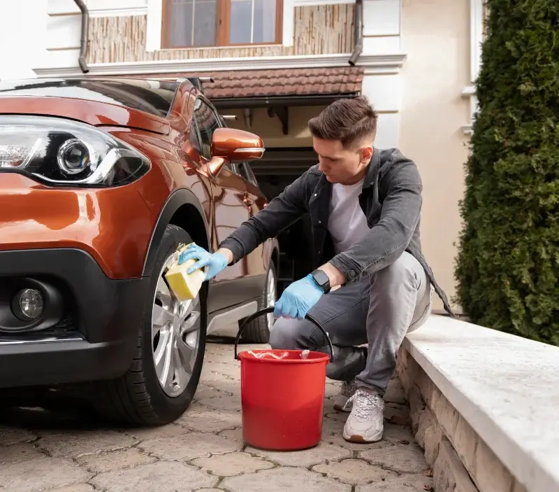 Lavage auto à domicile Villanova : professionnel intervenant sur un véhicule